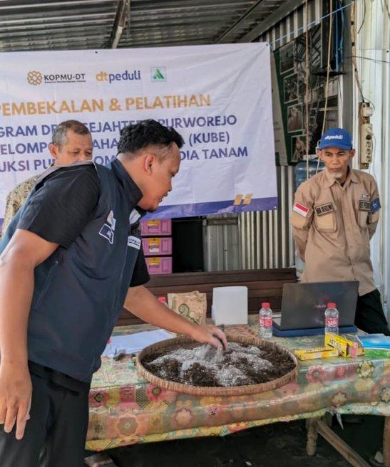 KOPMU-DT Bekali 10 Penerima Manfaat Kembangkan KUBE Pupuk Kompos, Optimalkan Limbah Atsiri Nilam untuk Pertanian Berkelanjutan - Cover Image