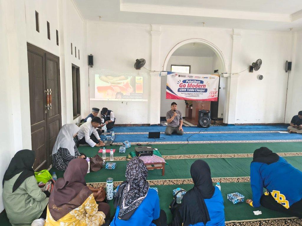 DT Peduli Cianjur dan KOPMU-DT Kolaborasi dengan PT. Telkom Indonesia Gelar Pelatihan Go Modern UMKM Telda Cianjur - Cover Image