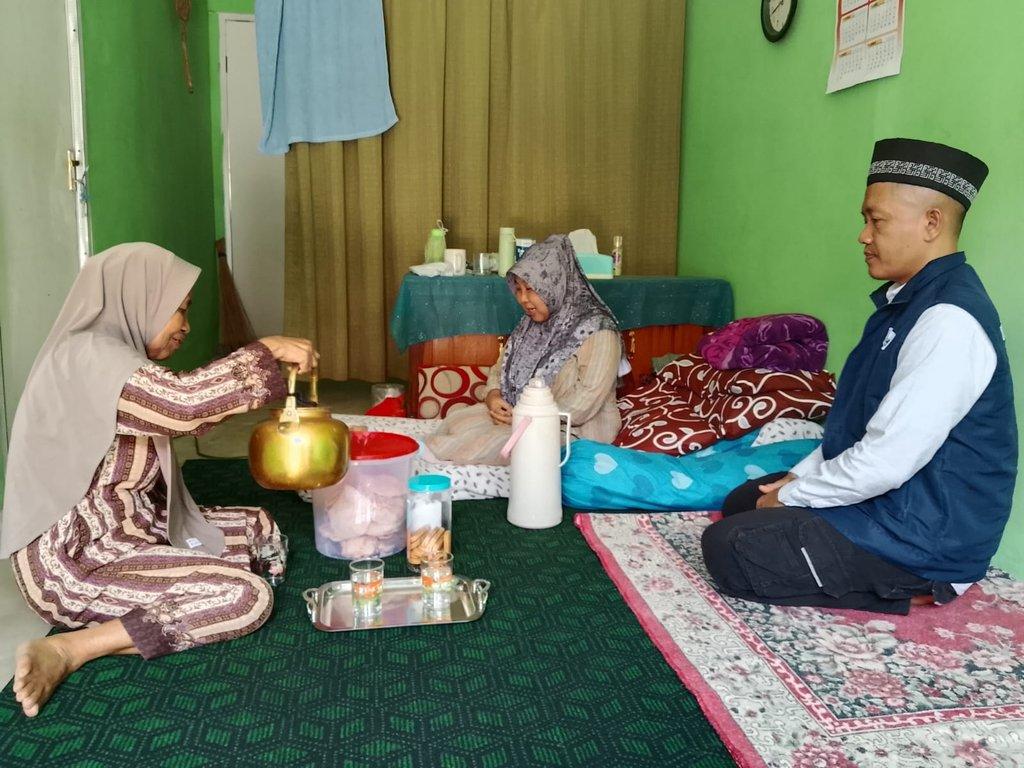 Wujud Kepedulian dan Ukhuwah, KOPMU-DT Kunjungi Anggota Majelis Sari Manah yang Sedang Sakit - Cover Image