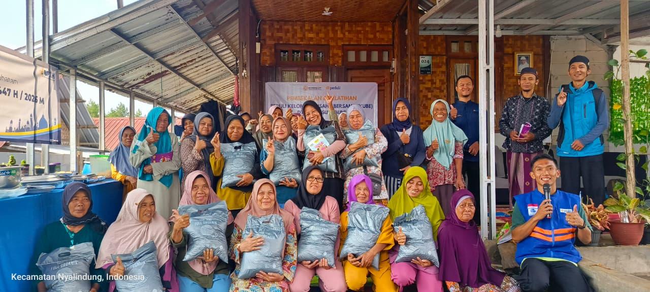 Pelatihan Produksi Pupuk Kompos Dorong Kemandirian Ekonomi Warga Kampung Haji Sukabumi - Cover Image